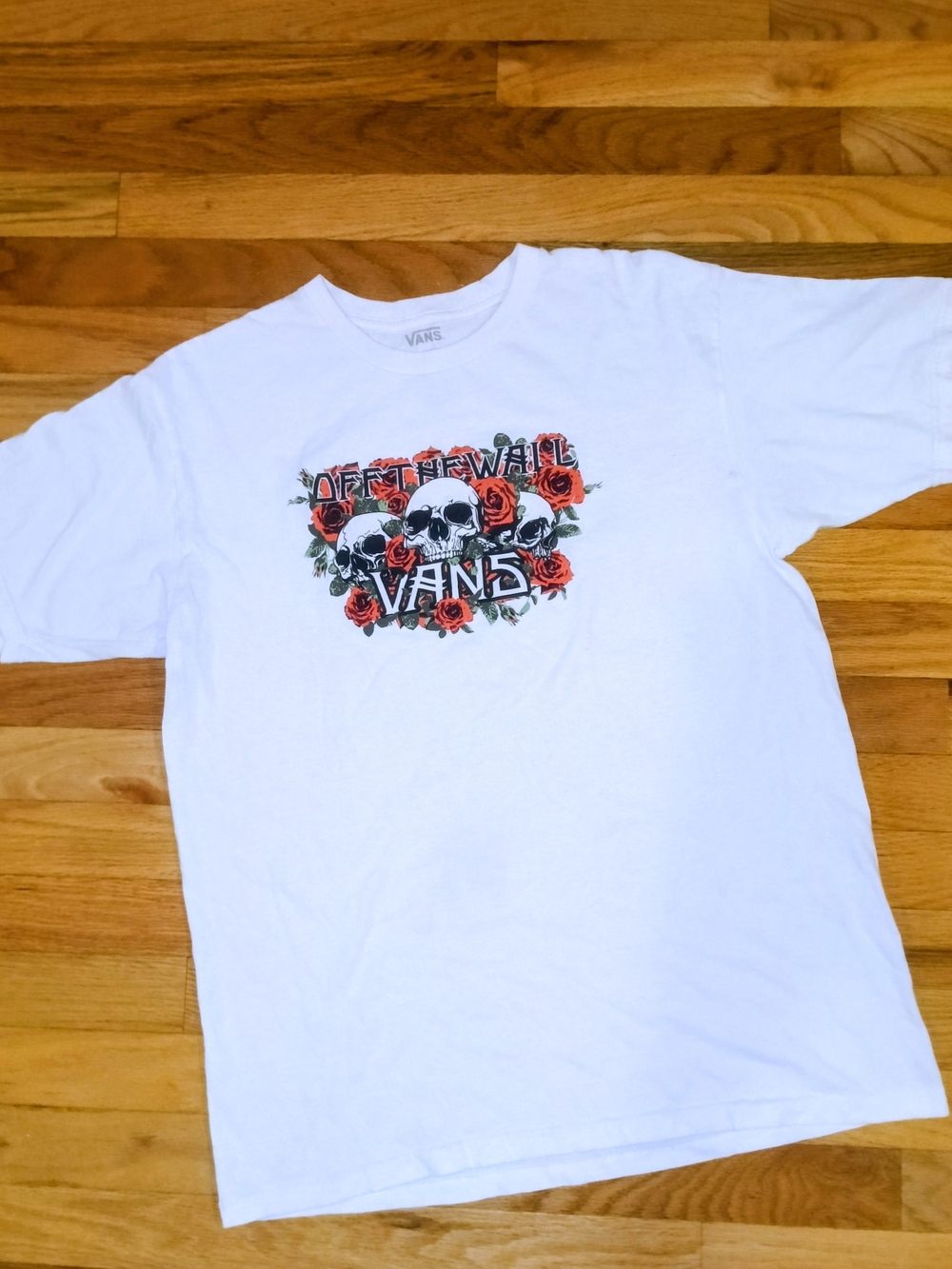 Vans "Off The Wall" White Short-Sleeve Tee with Skull and Red Rose Motif